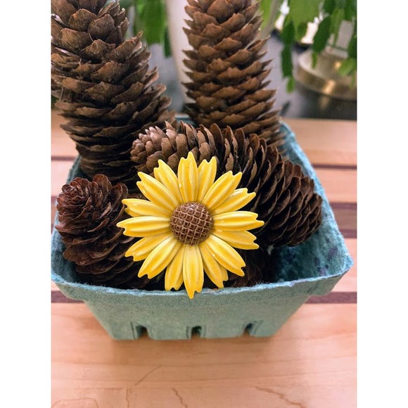 Vintage enamel daisy flower pin bright yellow 2" brooch - Picture 2 of 5